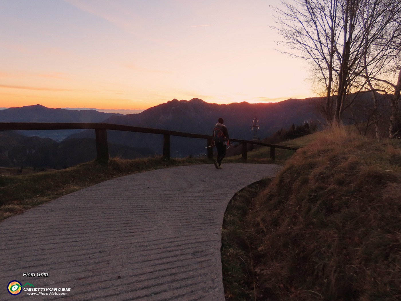 65 ...nella luce e nei colori del sole tramontato dietro lo Zucco.JPG